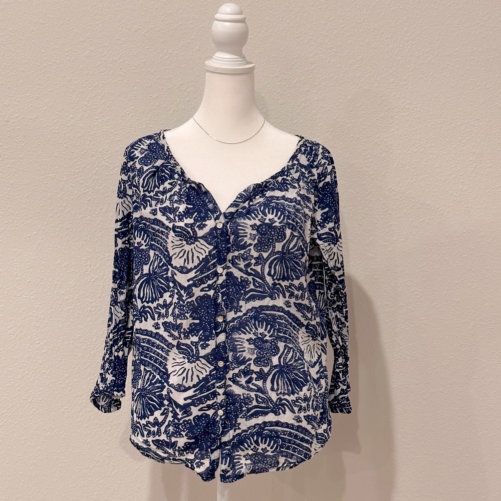 Fresh H&M floral top
Size: 2
Great condition
Mother of pearl  buttons